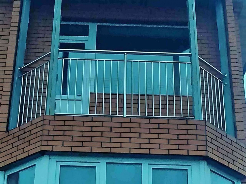 С вертикальным заполнением на балкон